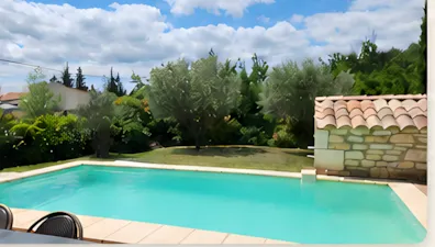 Mur de piscine en enduit imitation pierre, jardin arboré en arrière-plan